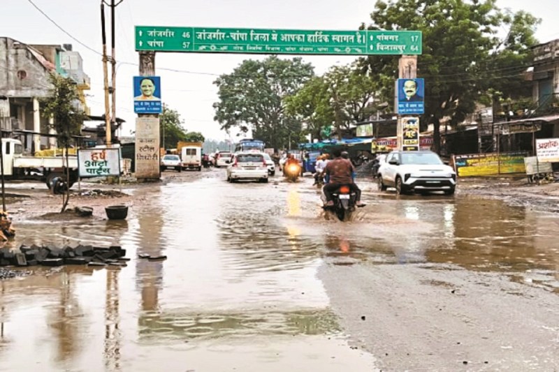 रोड पर गड्ढे (Photo source- Patrika)