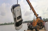 जेसीबी से कार के साथ बाहर निकाली लाश (Photo source- Patrika)