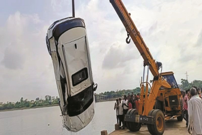 जेसीबी से कार के साथ बाहर निकाली लाश (Photo source- Patrika)