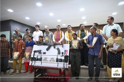 माओवाद की कमर टूटी,CM फडणवीस की मौजूदगी में 12 नक्सलियों ने किया सरेंडर, 1 करोड़
से ज्यादा का था इनाम - image