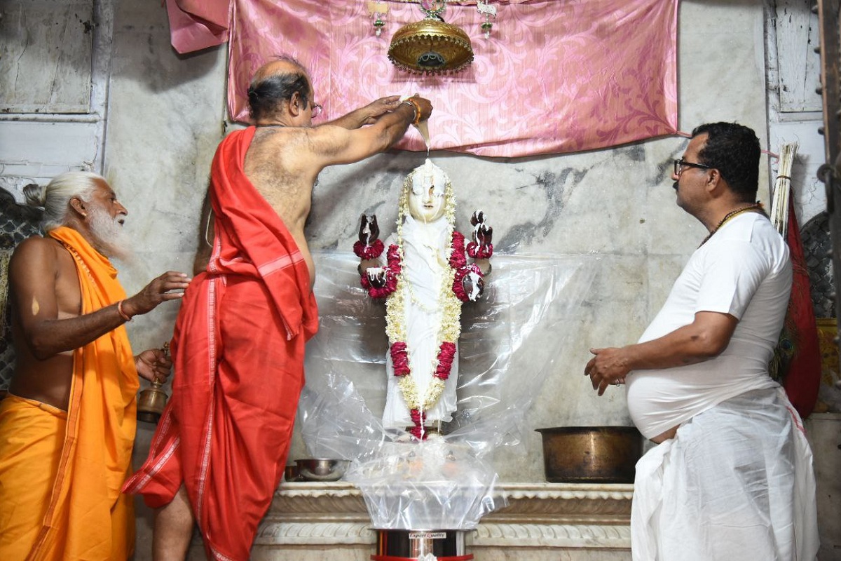 Ganga Dussehra 2025 : छोटी काशी में गूंजा गंगा मैया का जयकारा, मंदिरों में भक्ति
का माहौल