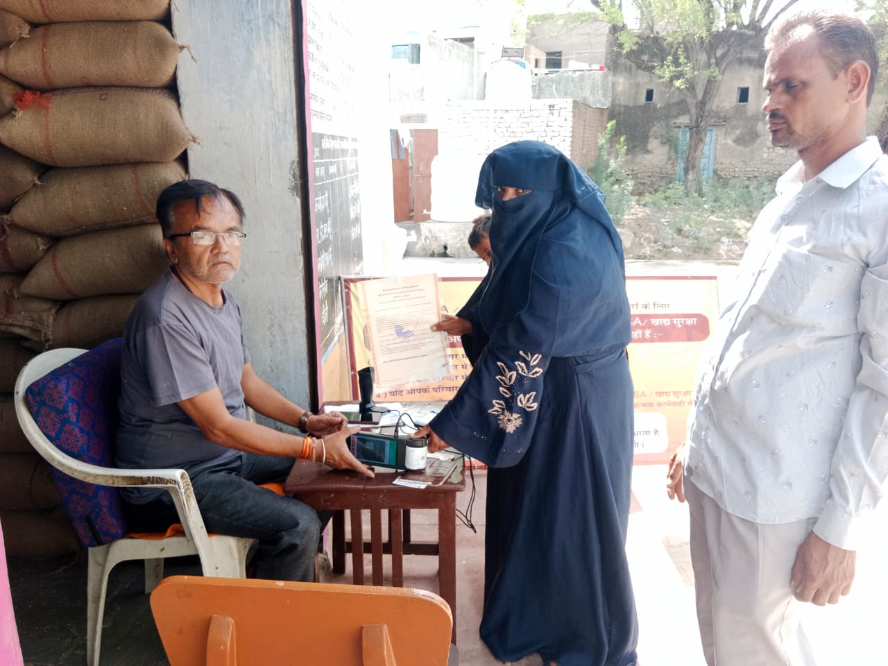 खाद्य सुरक्षा योजना के तहत सामग्री का वितरण। फाइल फोटो-पत्रिका