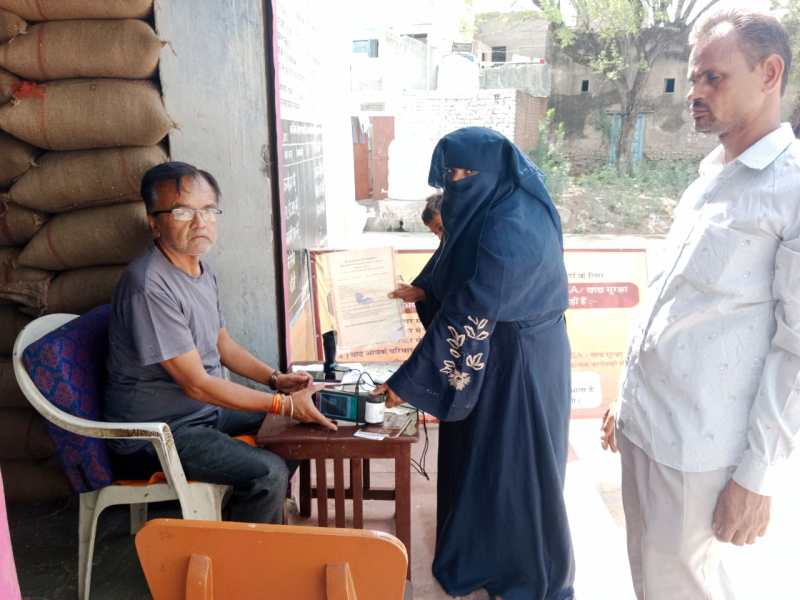 खाद्य सुरक्षा योजना के तहत सामग्री का वितरण। फाइल फोटो-पत्रिका