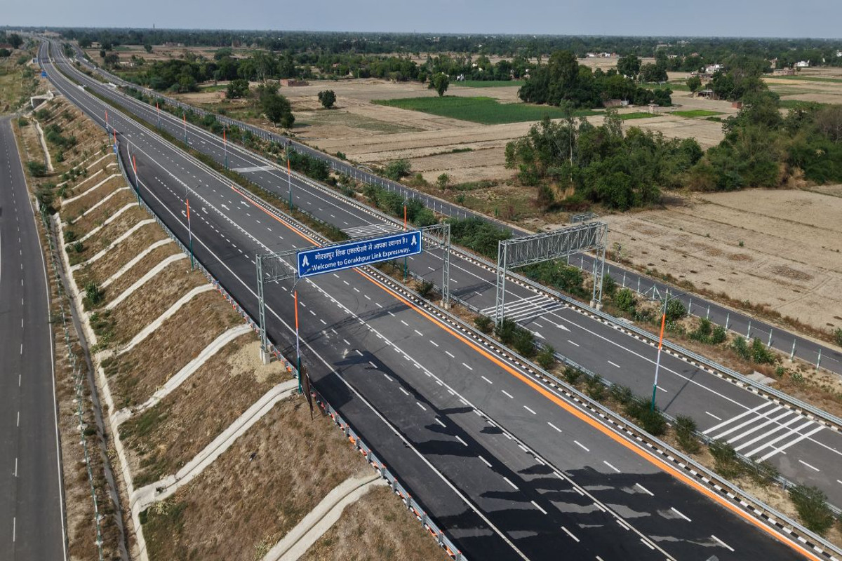 Gorakhpur Link Expressway: गोरखपुर लिंक एक्सप्रेसवे से खुलेगा पूर्वांचल का विकास
द्वार, देखिए तस्वीरें