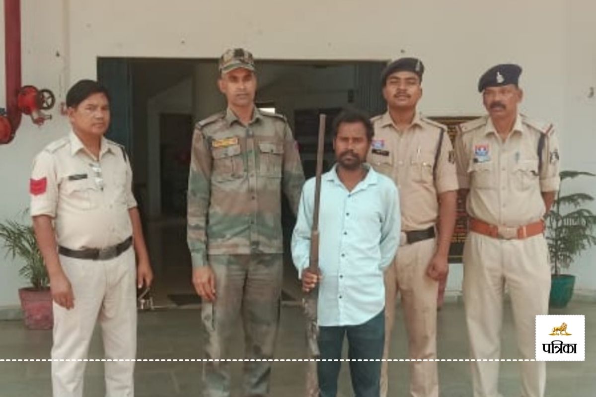 Man caught with gun: बंदूक लेकर जंगल में घूम रहा था शख्स, अचानक पुलिस को सामने
देखा तो पैरों तले खिसक गई जमीन, फिर…