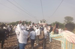 गुर्जर महापंचायत : दिल्ली-मुंबई रेलवे ट्रैक दो घंटे जाम, पटरियां उखाड़ने की
कोशिश - image