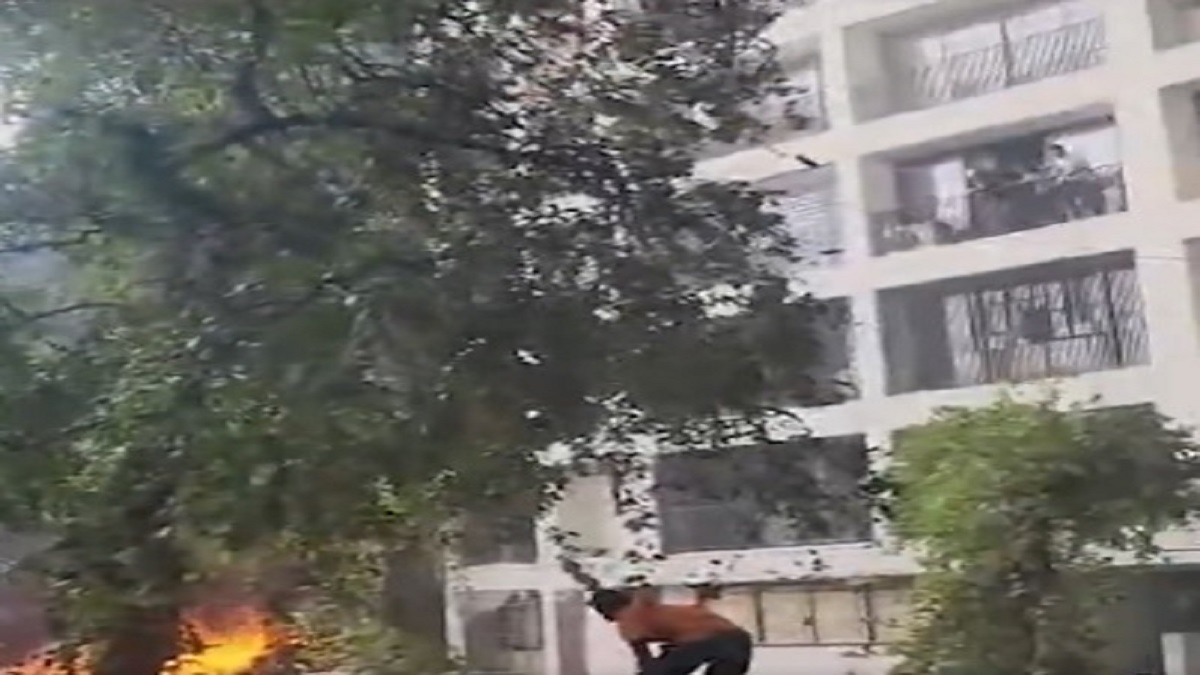 Ahmedabad: एआई 171 विमान गिरने पर हॉस्टल इमारत से नीचे उतरते दिखे छात्र, वीडियो
वायरल