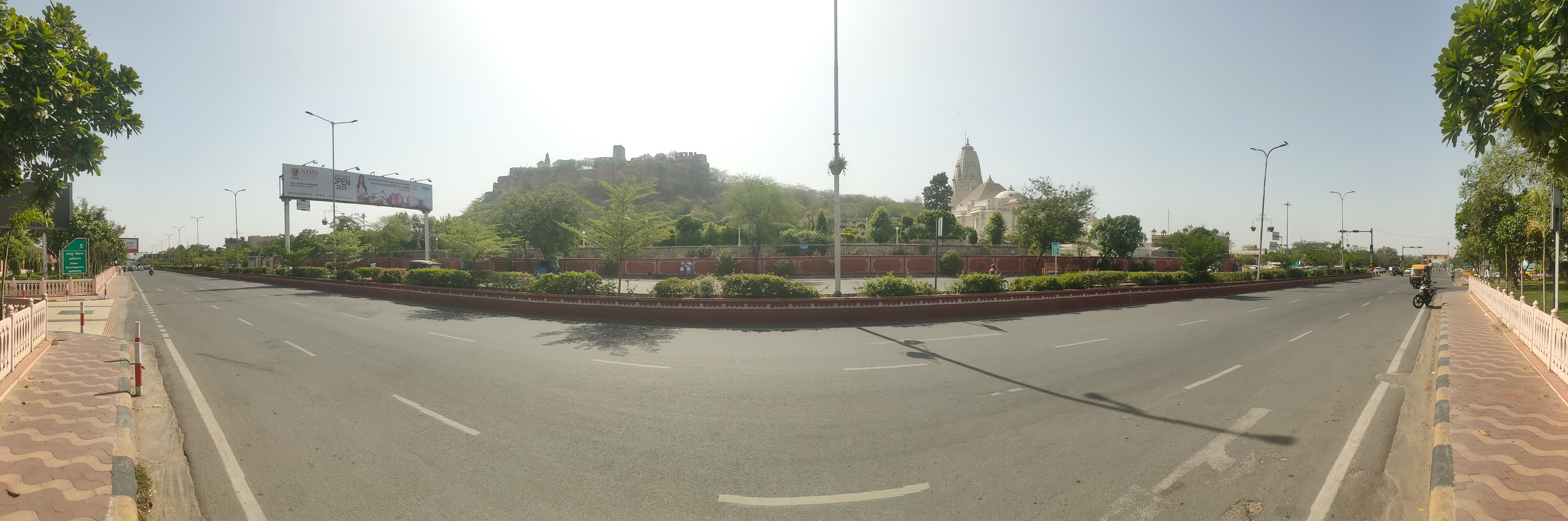 तेज गर्मी के कारण जयपुर में जेएनएल मार्ग पर पसरा सन्नाटा। फोटो-पत्रिका।