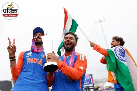 ICC Men's T20 World Cup 2026 Updates: टी20 वर्ल्‍ड कप ट्रॉफी के साथ भारतीय खिलाड़ी। (फोटो सोर्स: IANS)