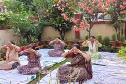 महिलाओं को निरोगी और स्वस्थ बनाए रखने के लिए लगा योग शिविर, कई योगासनों की दी गई
जानकारी - image