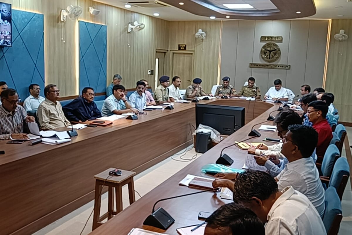 बकरीद को लेकर सीएम योगी ने वीडियो कांफ्रेंसिंग के जरिए लॉ एंड ऑर्डर दुरुस्त रखने
का दिए निर्देश, सड़क दुर्घटनाओं पर गंभीर हों अधिकारी