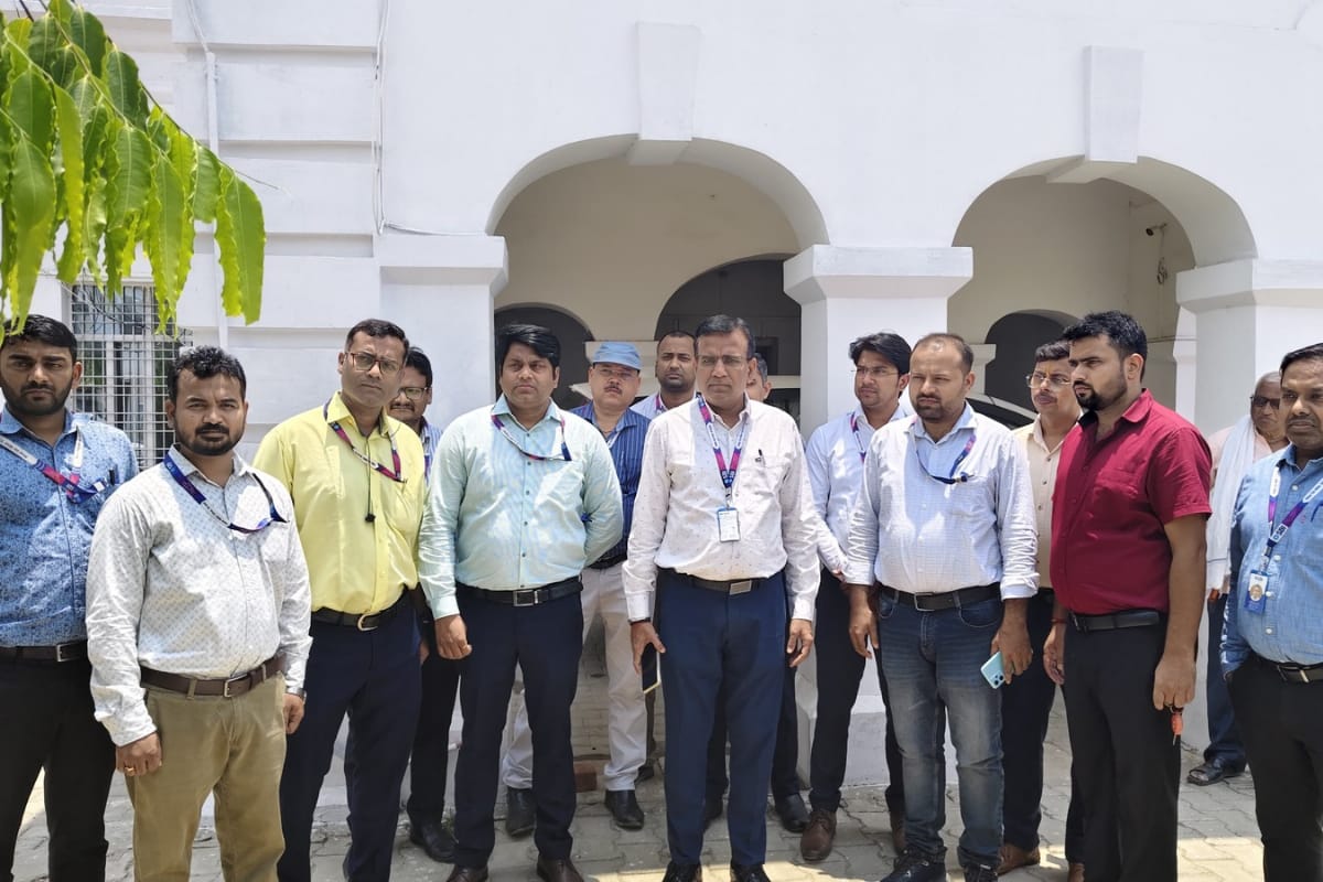SBI ब्रांच मैनेजर पर जानलेवा हमला…थाने पर दर्ज नहीं हुई शिकायत, स्टाफ ने सौंपा
SP को ज्ञापन