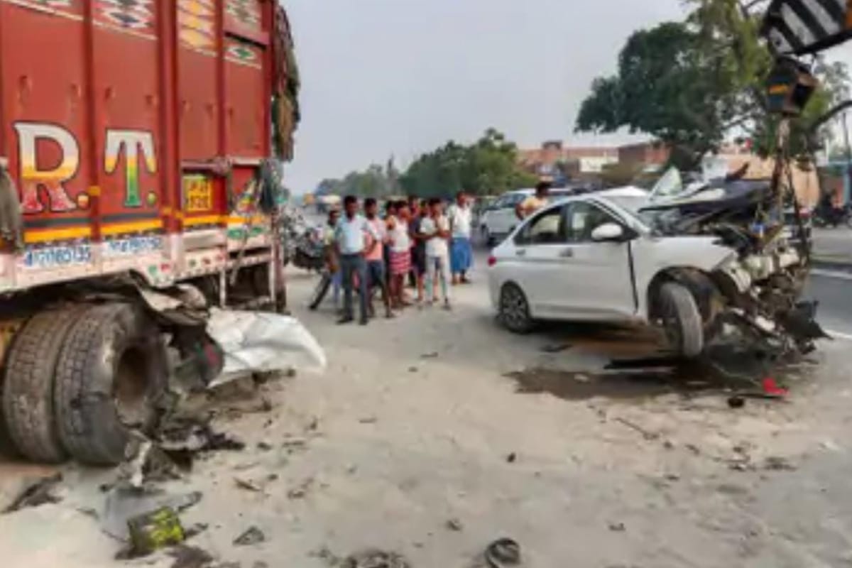 गोरखपुर के प्रतिष्ठित होटल कारोबारी की कार शाहजहांपुर में खड़े ट्रक से टकराई ,
तीन की मौत…NH 24 पर घंटों मचा रहा ऑफर तफरी