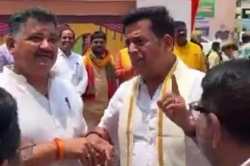 सीएम योगी के कार्यक्रम में बैनर से गायब रहा सांसद रविकिशन का फोटो, विधायक के
जोड़ते रहे हाथ - image