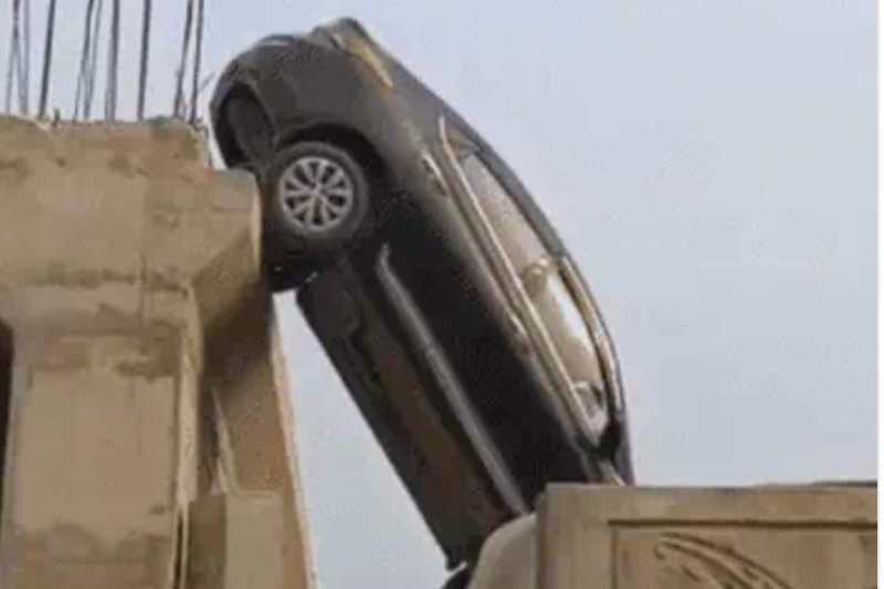 गूगल मैप के फेर में आधे बने पुल से लटकी कार