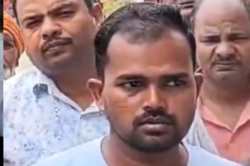 युवक के हाथ में माचिस और मिट्टी के तेल से भीगा शरीर…जब DM देवरिया के ऑफिस के
सामने मचा हड़कंप - image