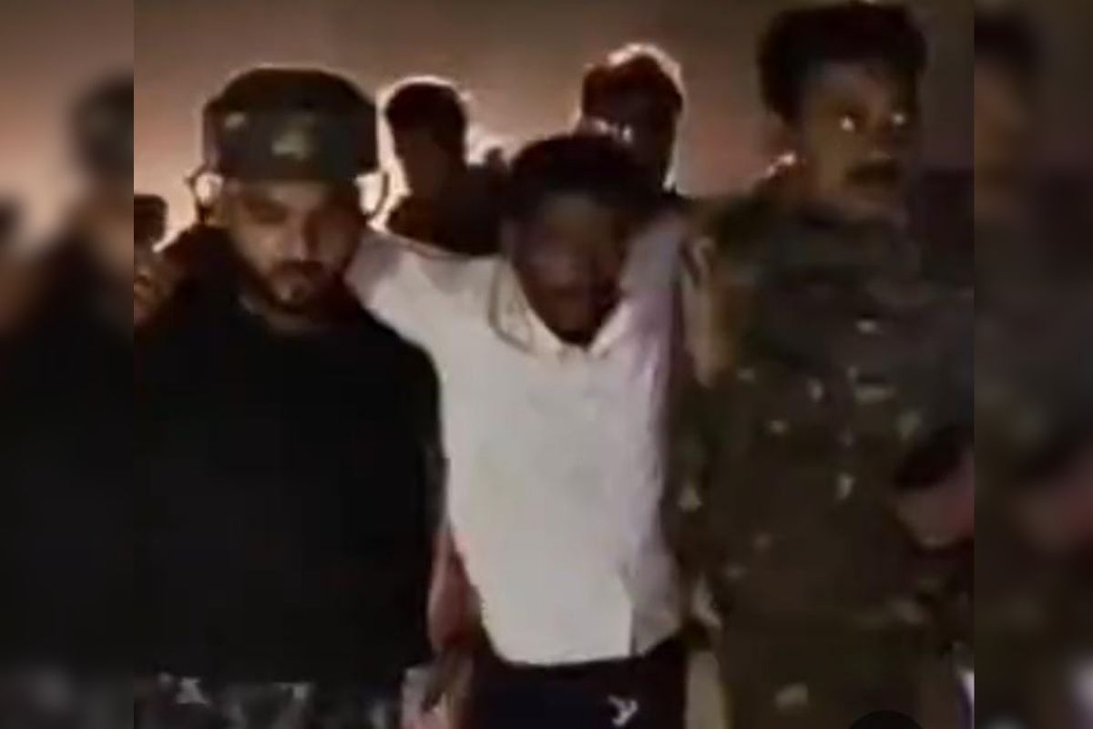 Bahraich: बहराइच पुलिस की श्रावस्ती के हिस्ट्रीशीटर से मुठभेड़, पैर में गोली
लगने से घायल, चीनी व्यापारी से लुटे थे 10 लाख