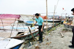 संगम क्षेत्र का निरीक्षण करने पहुंचे मण्डलायुक्त, गंदगी और व्यवस्थाओं में
लापरवाही पर बिफरे, खुद की सफाई - image