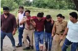 बैंक अधिकारियों का अपहरण, UPI से साथियों से डलवाते रहे रुपए…एनकाउंटर में दो
बदमाश गिरफ्तार - image