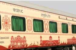 सात ज्योतिर्लिंग और धार्मिक स्थलों का दर्शन कराने निकली भारत गौरव स्पेशल ट्रेन,
IRCTC ने यात्रियों का किया स्वागत - image