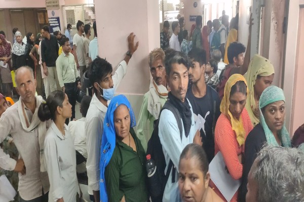 जयपुर में तापमान 45 डिग्री सेल्सियस के करीब पहुंच गया है। तेज गर्मी का असर अब स्वास्थ्य पर भी दिखने लगा है। एसएमएस अस्पताल में वायरल बुखार, डायरिया और गैस्ट्रो से पीड़ित मरीजों की संख्या तेजी से बढ़ रही है।