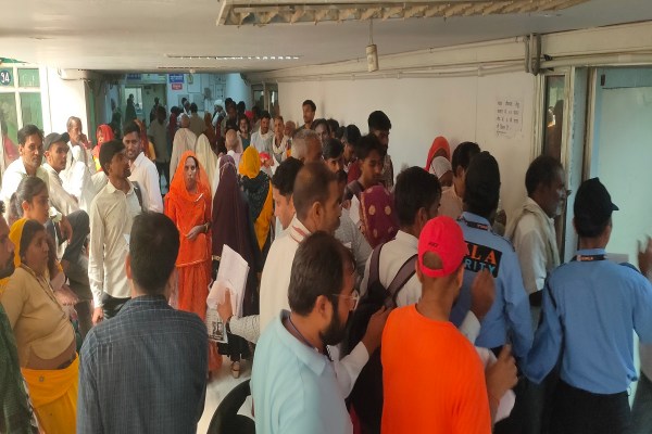 आग लगने की वजह तकनीकी बताई जा रही है। प्रारंभिक जांच में सामने आया कि एसी का पाइप फटने से उसका पानी डीपी में चला गया। इसके कारण शॉर्ट सर्किट हो गया और इसी से आग लग गई।