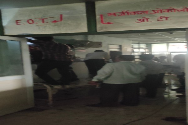 राजधानी जयपुर के सवाई मानसिंह अस्पताल में आज सुबह करीब 9 बजे उस वक्त अफरा-तफरी मच गई, जब इमरजेंसी ऑपरेशन थियेटर (ओटी) में अचानक आग लग गई।