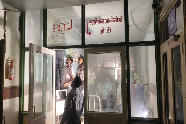 आग लगते ही ओटी में चल रहे सभी ऑपरेशन तुरंत रोक दिए गए। हालांकि अस्पताल स्टाफ की तत्परता और फायर फाइटिंग सिस्टम की सक्रियता से कुछ ही मिनटों में आग पर काबू पा लिया गया, जिससे एक बड़ा हादसा टल गया। गनीमत रही कि किसी तरह की जनहानि नहीं हुई।