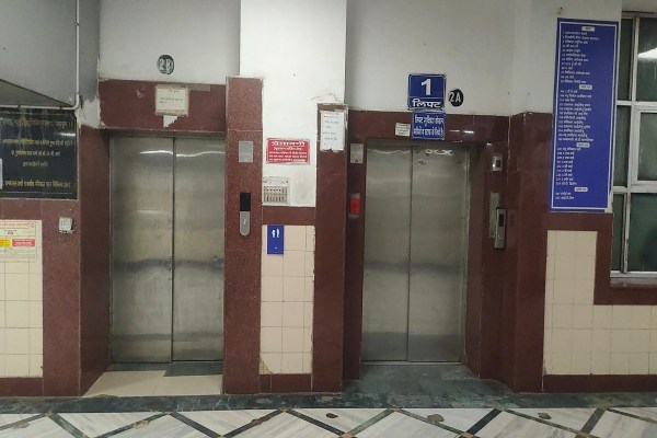 अधीक्षक डॉ. भाटी ने बताया कि फिलहाल एहतियातन ऑपरेशन थियेटर में सभी सर्जरी को रोका गया है। ओटी की मरम्मत का काम तुरंत शुरू कर दिया गया है और जब तक पूर्ण रूप से सुरक्षित नहीं हो जाता, तब तक कोई भी ऑपरेशन नहीं किया जाएगा।