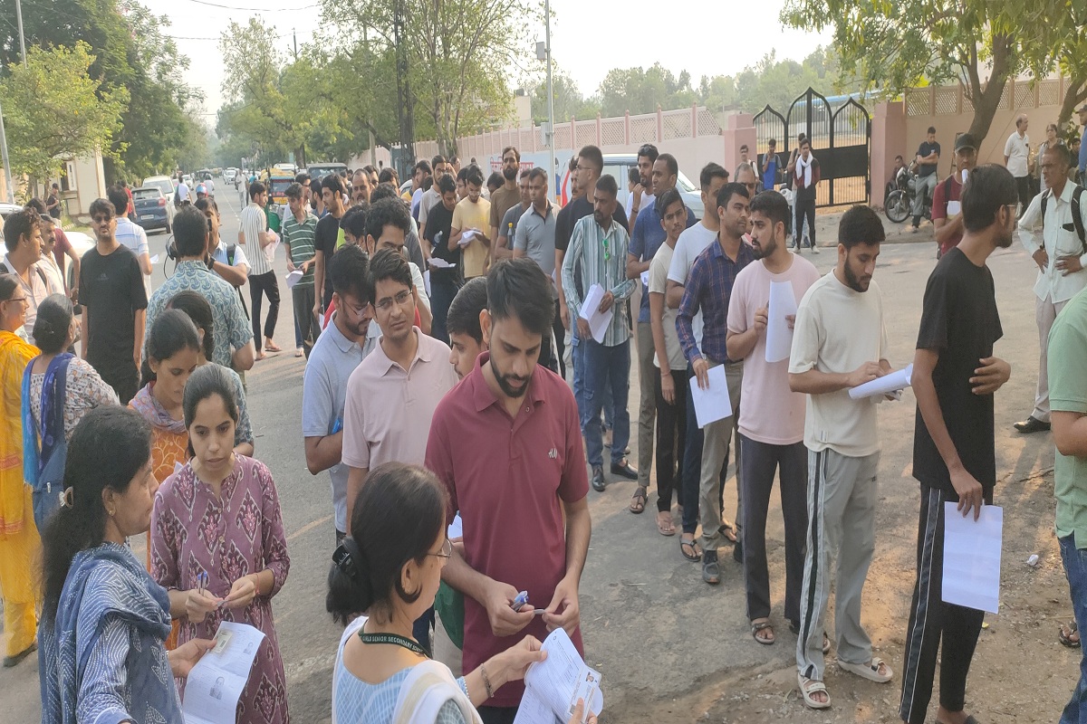 RAS Mains Exam 2024 : लंबे विरोध के बावजूद आज से आरएएस मुख्य परीक्षा शुरू,
वीडियो में देखें जयपुर में अभ्यर्थियों का जोश
