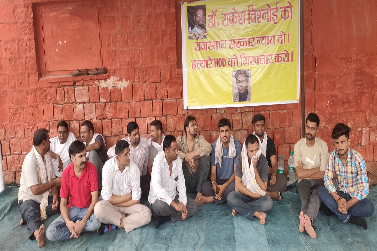 रेजिडेंट डॉ. राकेश बिश्नोई: जयपुर में काली पट्टी बांधकर रेजिडेंट्स ने जताया
विरोध, परिजन बोले-सरकार कब करेगी सुनवाई?