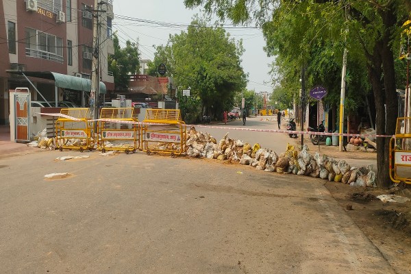  स्थानीय निवासियों का कहना है कि समय पर सड़कों की मरम्मत होती तो यह स्थिति नहीं बनती। सड़कों की मरम्मत के नाम पर करोड़ों रुपए खर्च होने का दावा किया जाता है, लेकिन हकीकत कुछ और ही बयां करती है। 
