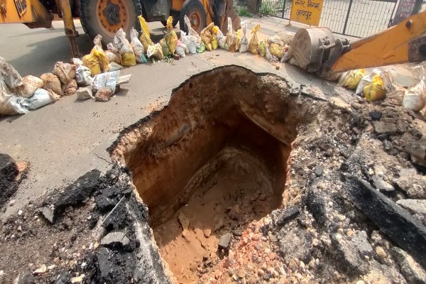 
श्याम नगर क्षेत्र में बना एक बड़ा और खतरनाक गड्ढा लोगों की सुरक्षा के लिए खतरा बन गया था। सुधार कार्य शुरू करते हुए प्रशासन ने इस रोड को अस्थायी रूप से बंद कर दिया है, जिससे इलाके में ट्रैफिक और लोगों की आवाजाही पर असर पड़ रहा है।