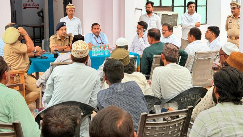 सदर कोतवाली परिसर में आयोजित पीस कमेटी की बैठक में अपर जिलाधिकारी और अपर पुलिस अधीक्षक (फोटो सोर्स- उन्नाव पुलिस)