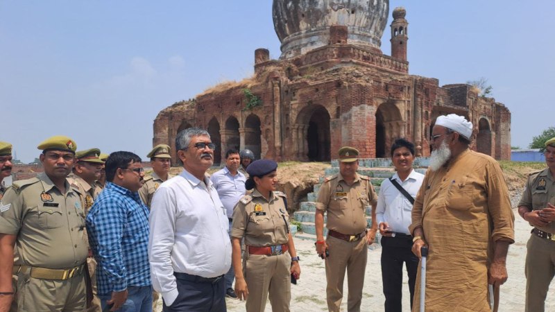 निरीक्षण करते जिलाधिकारी और पुलिस अधीक्षक (फोटो सोर्स फतेहगढ़ पुलिस 'X')