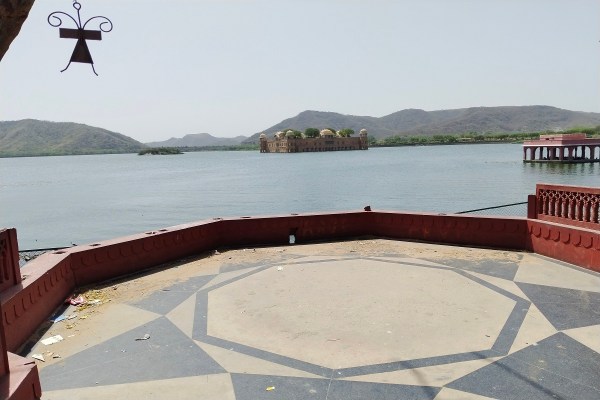 जलमहल की लगातार बिगड़ती स्थिति के चलते पर्यटकों की संख्या में भारी गिरावट आई है। पहले जहां जलमहल पर सेल्फी लेने की होड़ मची रहती थी, वहीं अब सिर्फ सन्नाटा पसरा है।