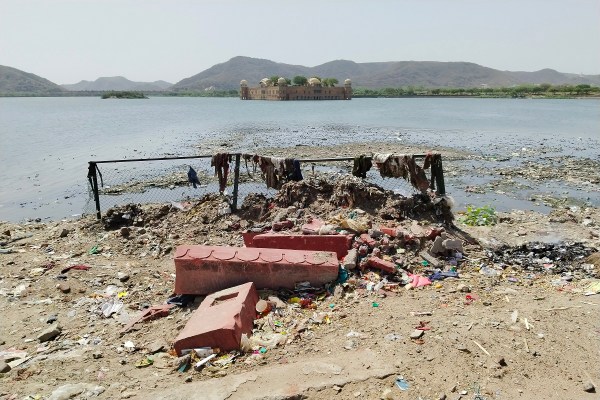 जलमहल के आसपास गंदगी का अंबार लगा है। जलमहल पर पर्यटन पूरी तरह चौपट हो गया है। सफाई, सुविधाएं और मार्केट के अभाव में पर्यटक यहां आना छोड़ चुके हैं। 