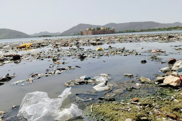जलमहल के पानी में फैला कचरा इस ऐतिहासिक धरोहर की बिगड़ती तस्वीर बयां कर रही है। प्रशासनिक अनदेखी जलमहल पर भारी पड़ रही है।