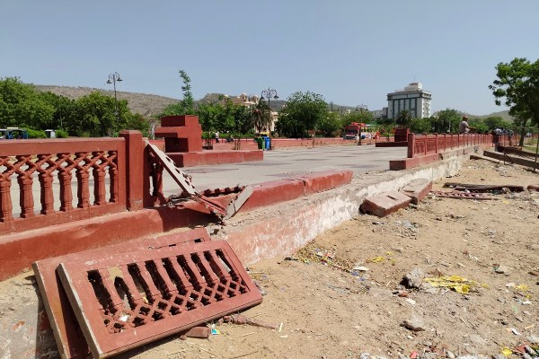 जलमहल की टूटी-फूटी रेलिंग लोगों के लिए खतरे का सबब बनी हुई है। हैरत की बात तो यह है कि सुरक्षा के इंतजाम को लेकर प्रशासन भी    सचेत नहीं है। 