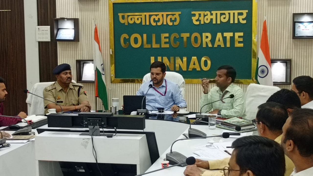 डीएम का आदेश: तटबंधों की निगरानी, खाली बोरियों, मौरंग की व्यवस्था कर लें, बाढ़
के समय ना हो अव्यवस्था