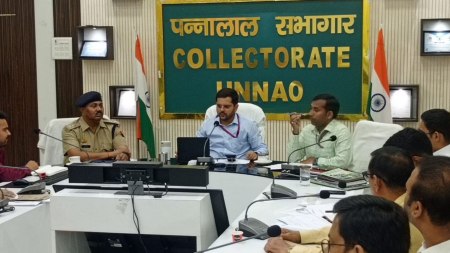 कलेक्ट्रेट स्थित पन्नालाल हाल में बैठक करते डीएम (फोटो सोर्स- सूचना विभाग)