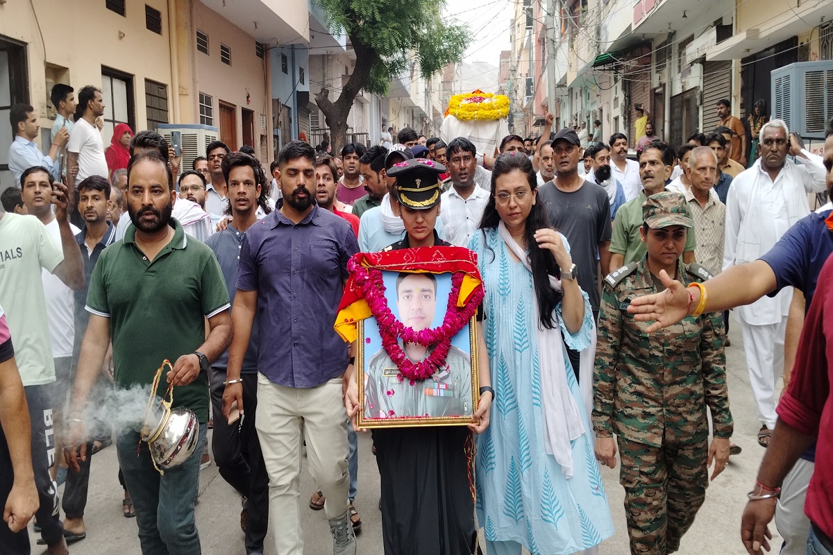 केदारनाथ हेलिकॉप्टर हादसा: आखिरी सफर में पत्नी बनी हौसले की मिसाल, जयपुर की
सड़कों पर वर्दी में तस्वीर लेकर चलीं आगे-वीडियो देख नहीं रोक पाएंगे आंसू