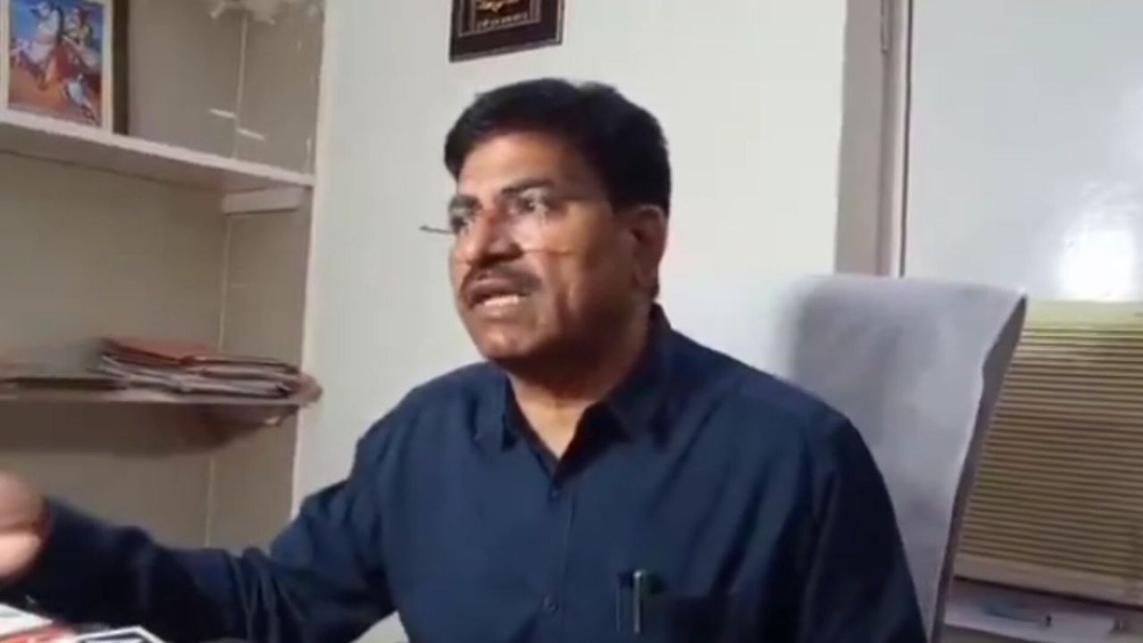 कानपुर डीएम पर निलंबित सीएमओ ने लगाए गंभीर आरोप, बोले- डीएम भ्रष्टाचारियों को
बचा रहे, दलित होने की मिली सजा