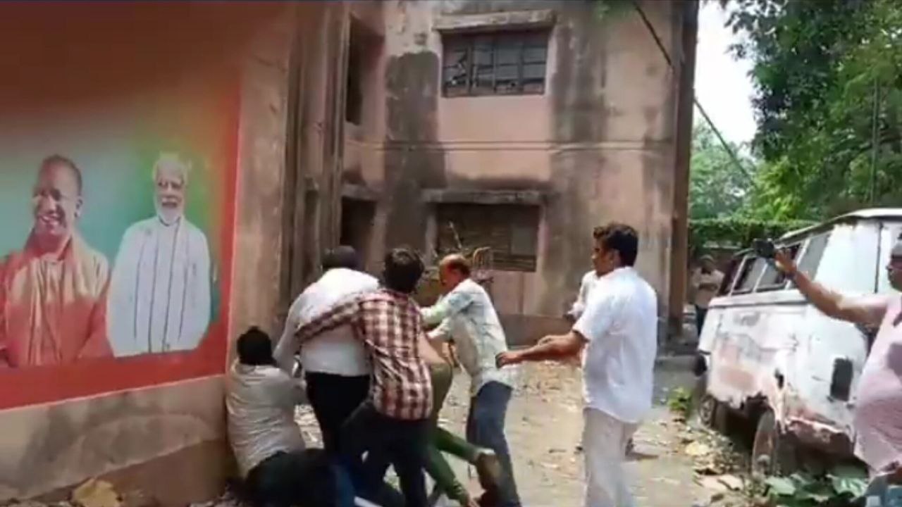 लोहिया अस्पताल परिसर में पकड़ी गई बिजली चोरी, कनेक्शन काटने पर हुआ जमकर हंगामा,
पुलिस का हस्तक्षेप