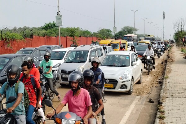 शहर में पहली ही बारिश ने नगर निगम के दावों की पोल खोल दी है। शहर के पॉश एरिया में शामिल मालवीय नगर से झालाना तक कई इलाकों में सड़कें उखड़ गई हैं और गड्ढों से लोगों का चलना मुश्किल हो गया है। 