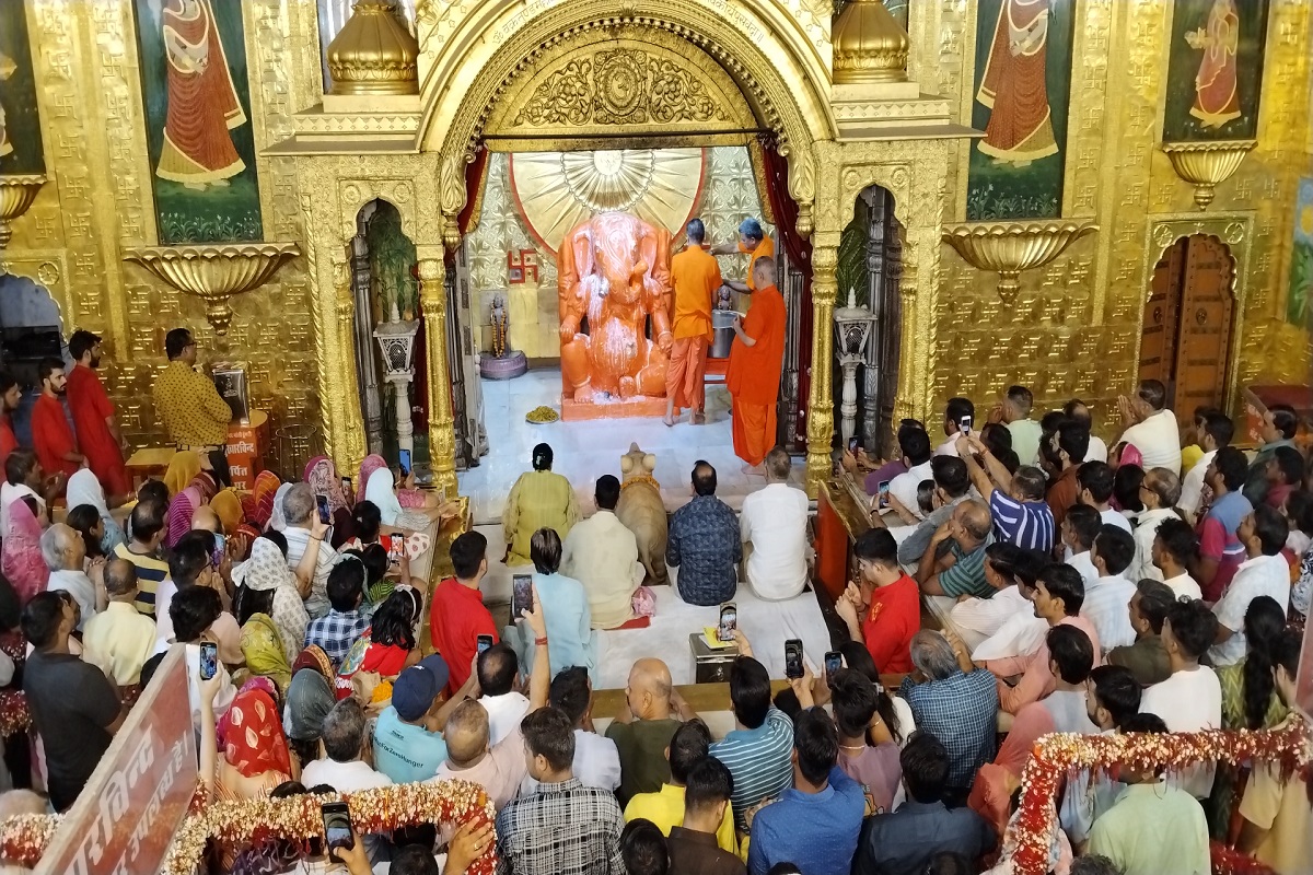शुक्र पुष्य नक्षत्र 2025 : फूल बंगले में विराजेंगे मोती डूंगरी गणेशजी, भक्तों में उत्साह, देखें वीडियो