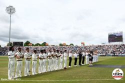 IND vs ENG 1st Test: 3 दिन में भारत-इंग्लैंड के खिलाड़ियों को बांधनी पड़ी 2 बार
काली पट्टी, इस बार क्रिकेट जगत में भी पसरा मातम - image