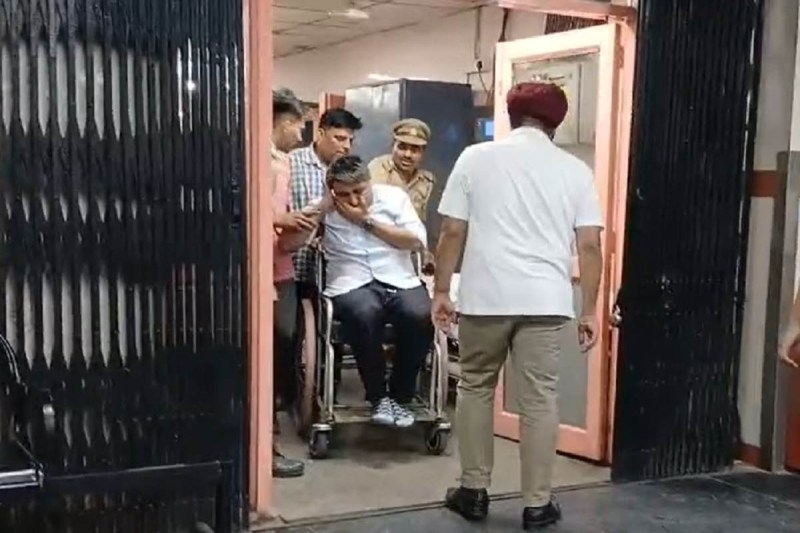 फोटो सोर्स : Patrika: आईआरएस अधिकारी योगेन्द्र मिश्रा निलंबित, उपायुक्त पर हमले के बाद हजरतगंज मुख्यालय में मचा हड़कंप