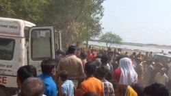 डूब रही बच्ची को बचाने के लिए दो युवकों ने लगा दी गंगा में छलांग, मामा-भांजी
सहित तीन की मौत - image