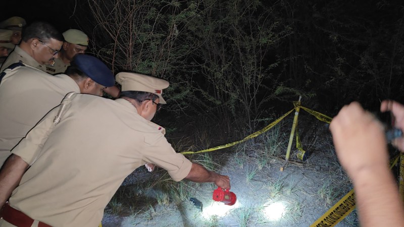 मुठभेड़ स्थल का निरीक्षण करती पुलिस (फोटो सोर्स- पुलिस कमिश्नर X)